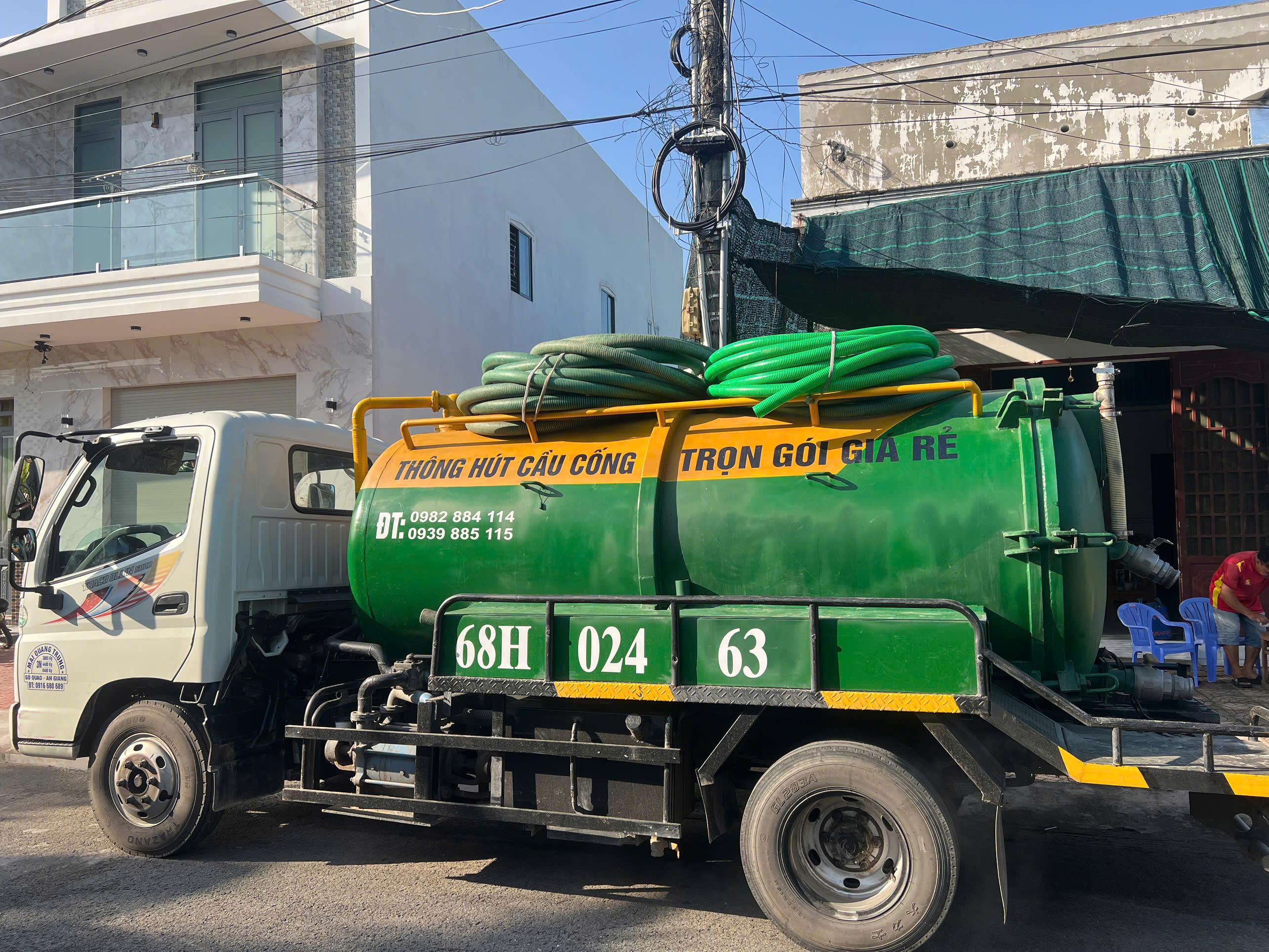Nhân viên Anh Quang thi công hút hầm cầu chuyên nghiệp tại Hòn Đất