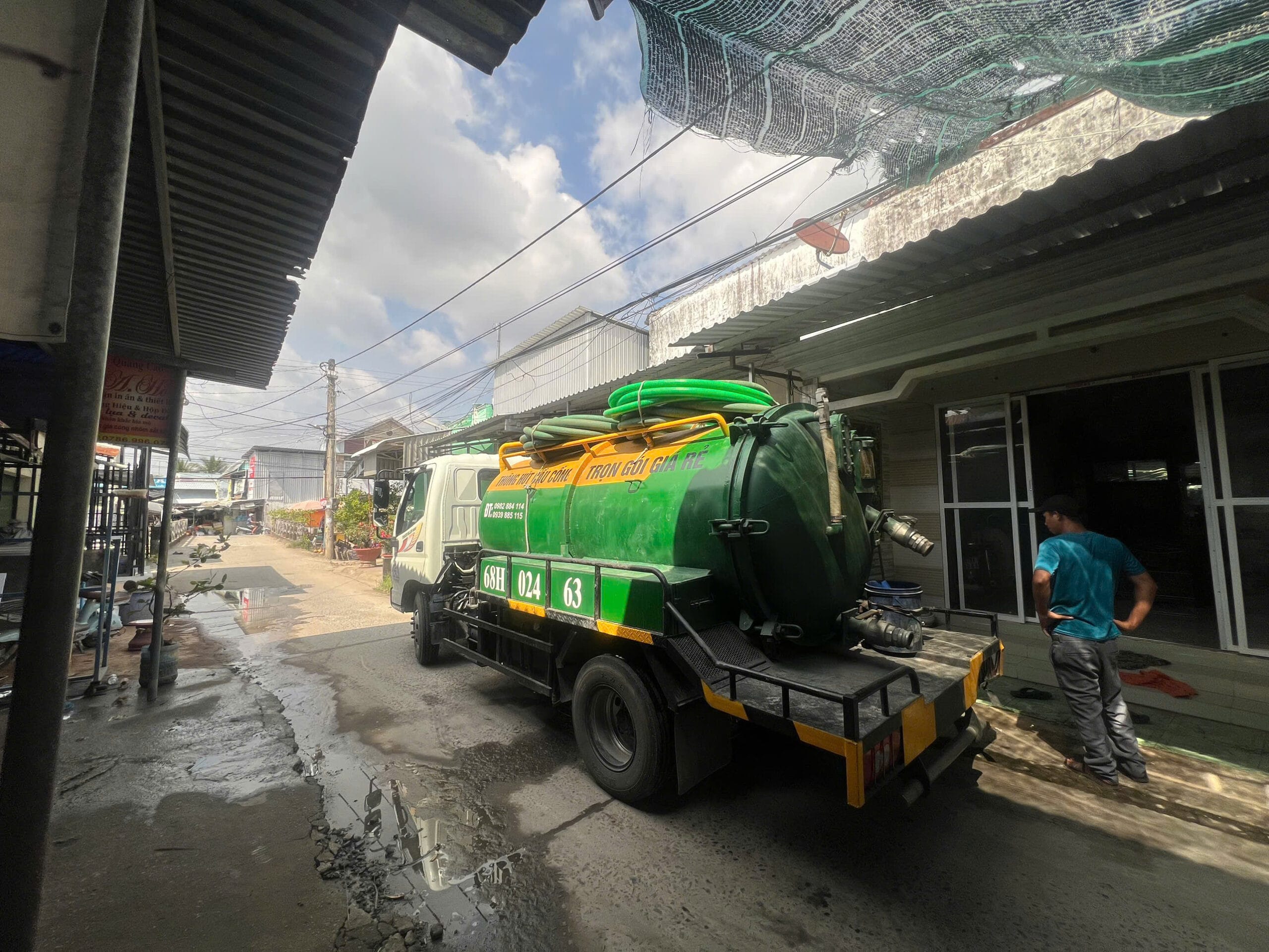 Xe hút hầm cầu mini vào hẻm sâu tại Ninh Kiều