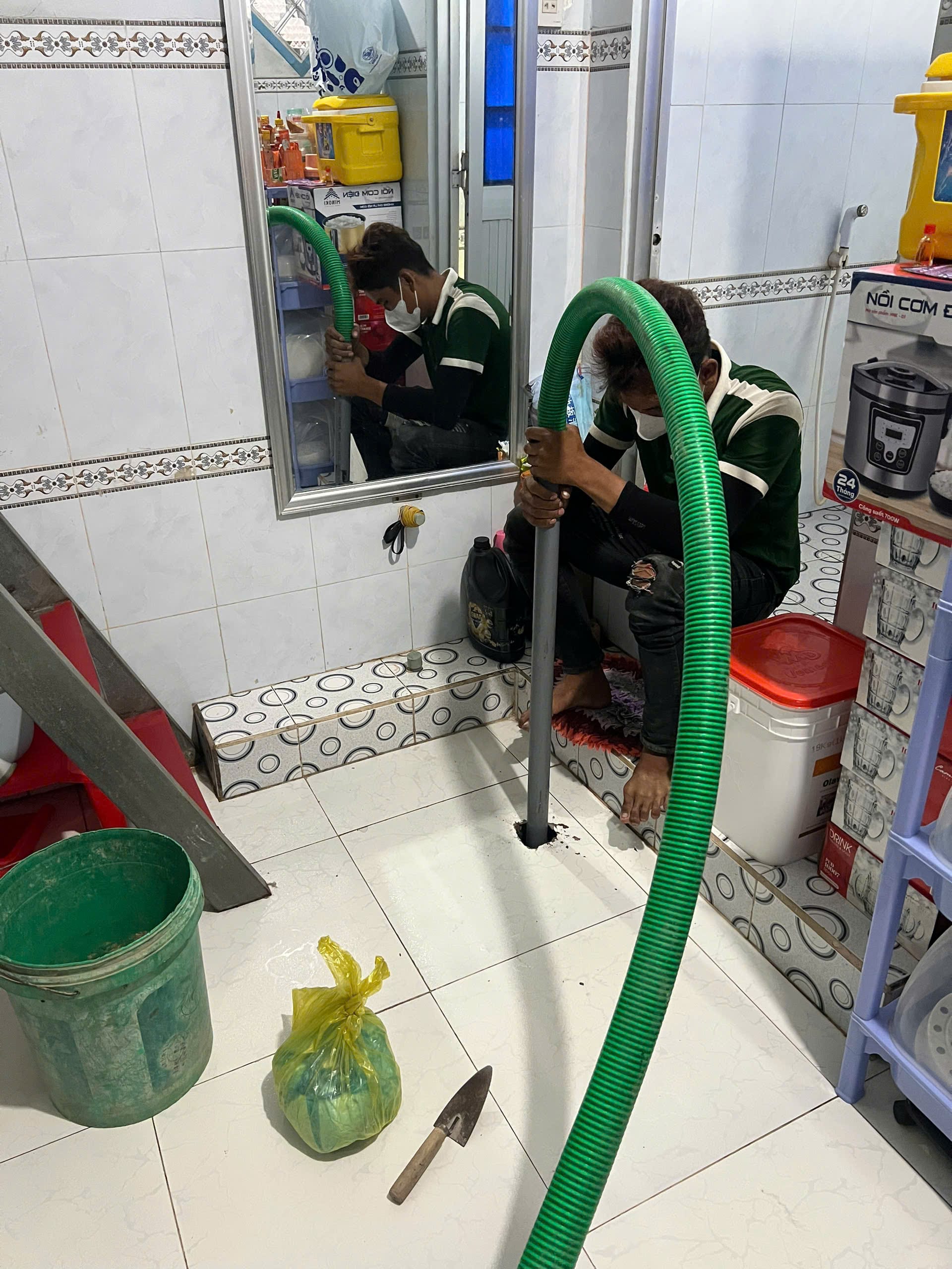 Xe hút hầm cầu kéo vòi dài vào ngõ hẹp tại khu vực dân cư đông đúc